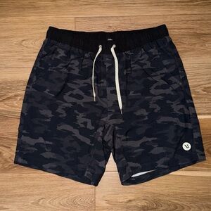 Vuori Kore men’s XL Camo Drawstring Shorts, Black/Gray Activewear